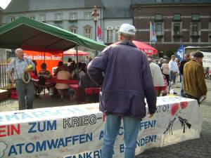 Der Infotisch mit Willi Hoffmeister
